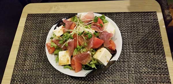豆腐と生ハムのサラダの写真